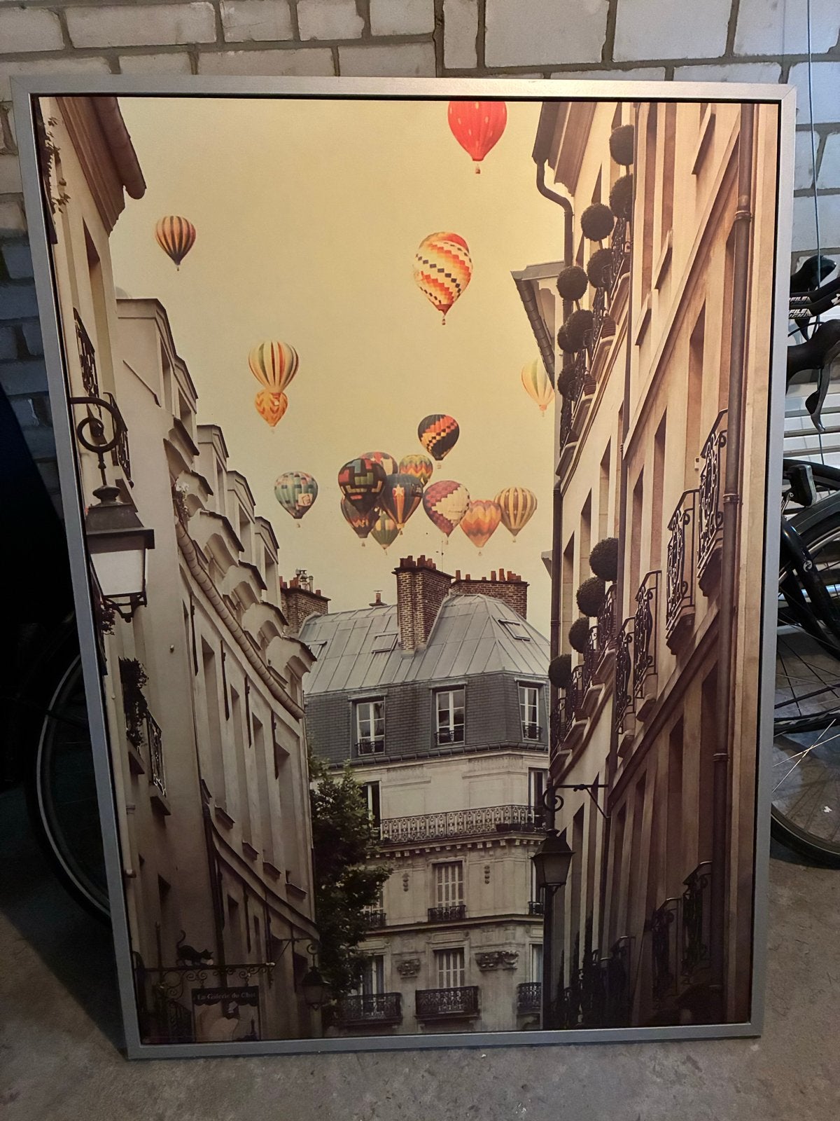 Schilderij met luchtballonnen boven Parijs, Gebruikt, Ophalen of Verzenden, Schilderij, 75 – 100