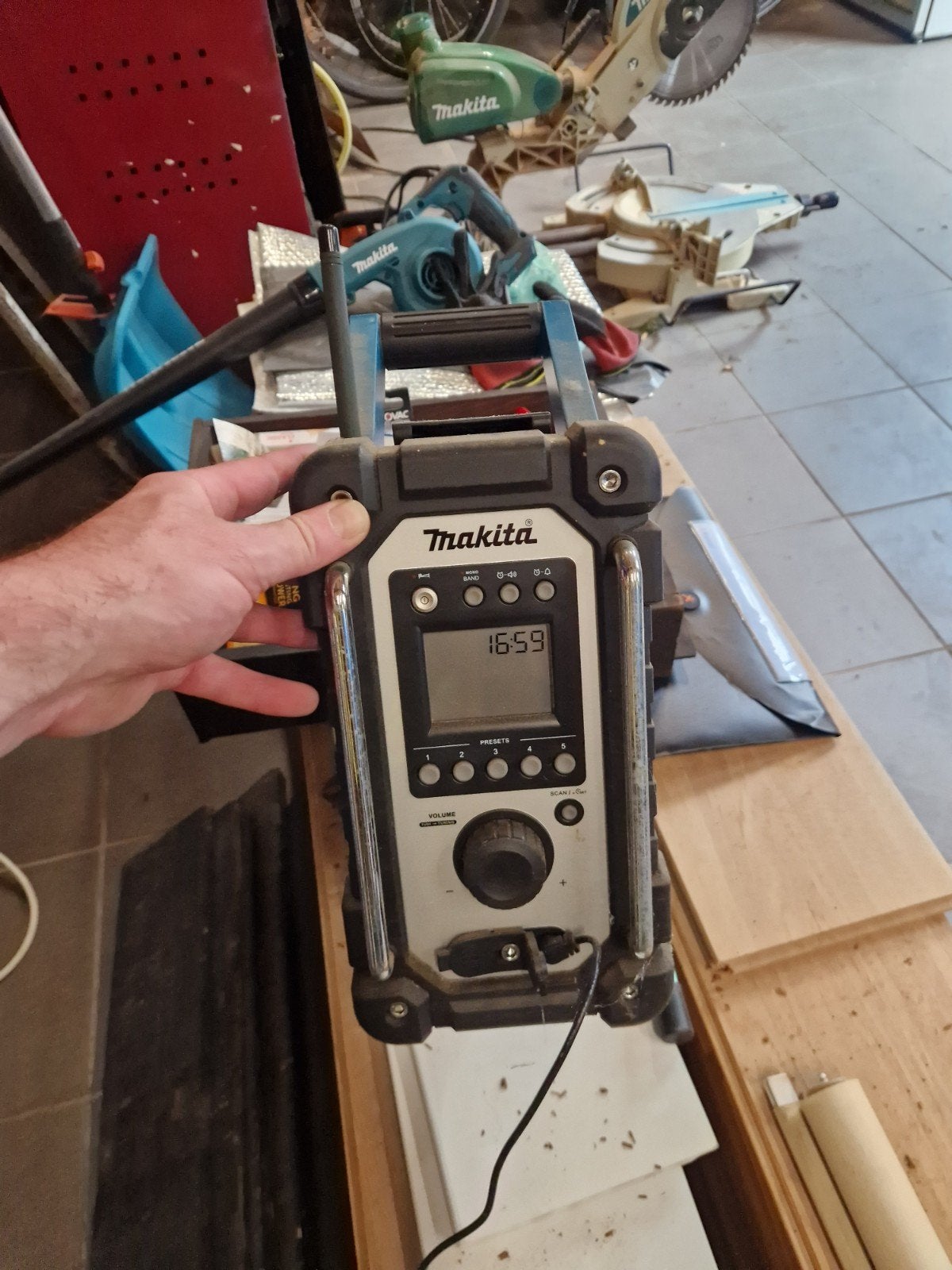 Makita DMR107 Bouwradio - Geen accu, wel kabel, Ophalen of Verzenden, Gebruikt, Bouwradio