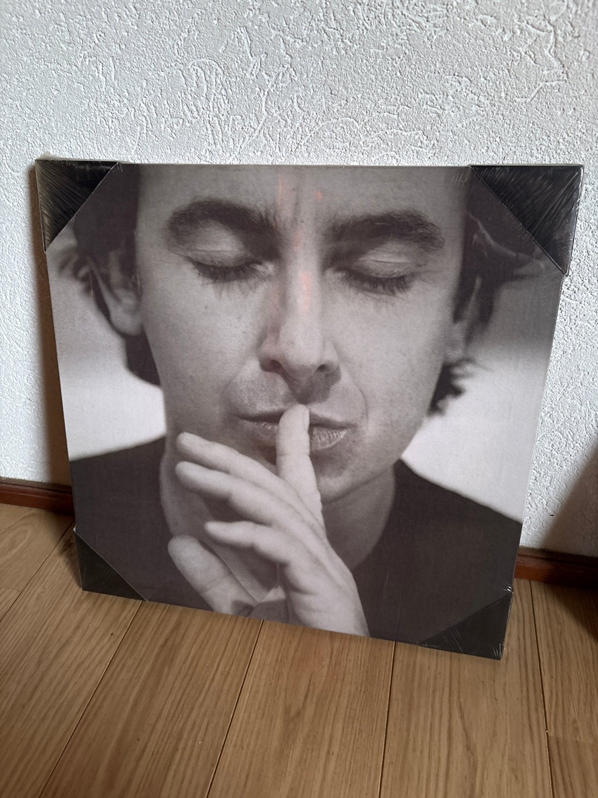 Zwart-wit foto van man met vinger op lippen, Ophalen, Foto, Fotografie