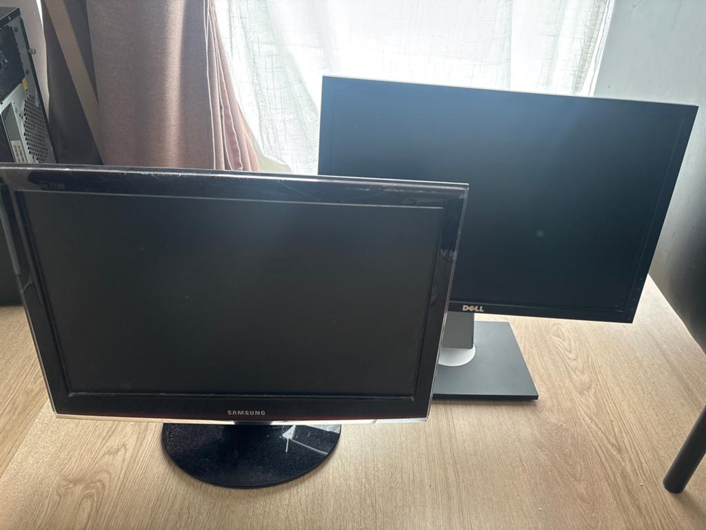 Twee oude beeldschermen/monitoren (geen HDMI), Computers en Software, Monitoren, Ophalen, Gebruikt, VGA