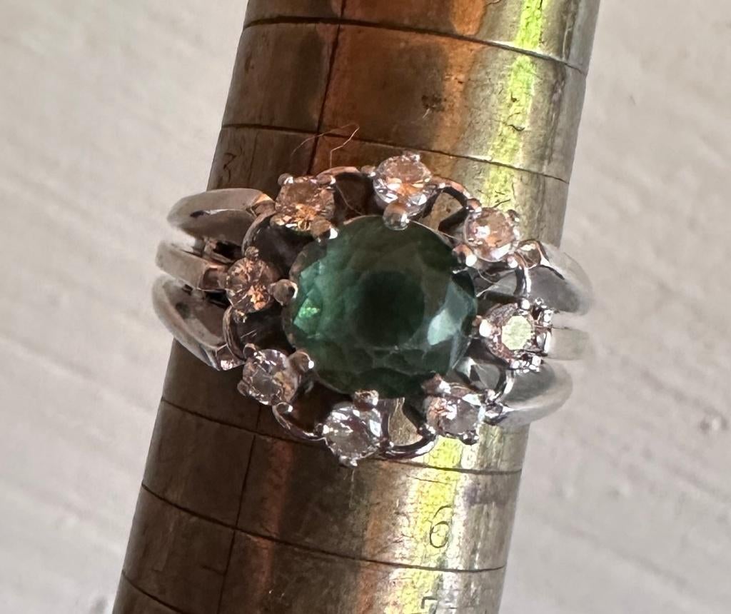 Witgouden Ring met Briljanten & Groene Steen, Sieraden, Tassen en Uiterlijk, Ringen, Ophalen of Verzenden, Zo goed als nieuw, 17 tot 18