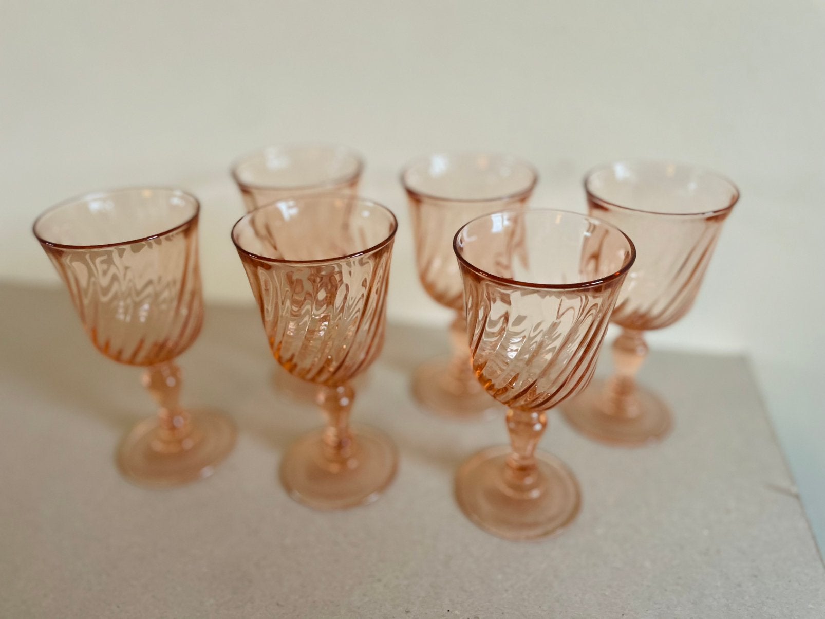 6 Luminarc Rosaline wijnglazen (13 cm) - jaren 70, Ophalen of Verzenden, Zo goed als nieuw, Roze, Overige merken