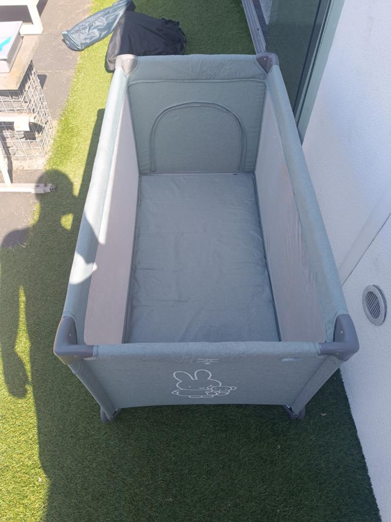 Nijntje campingbedje met Nijntje opdruk, Ophalen, Zo goed als nieuw, Rechthoekig, Wieltjes