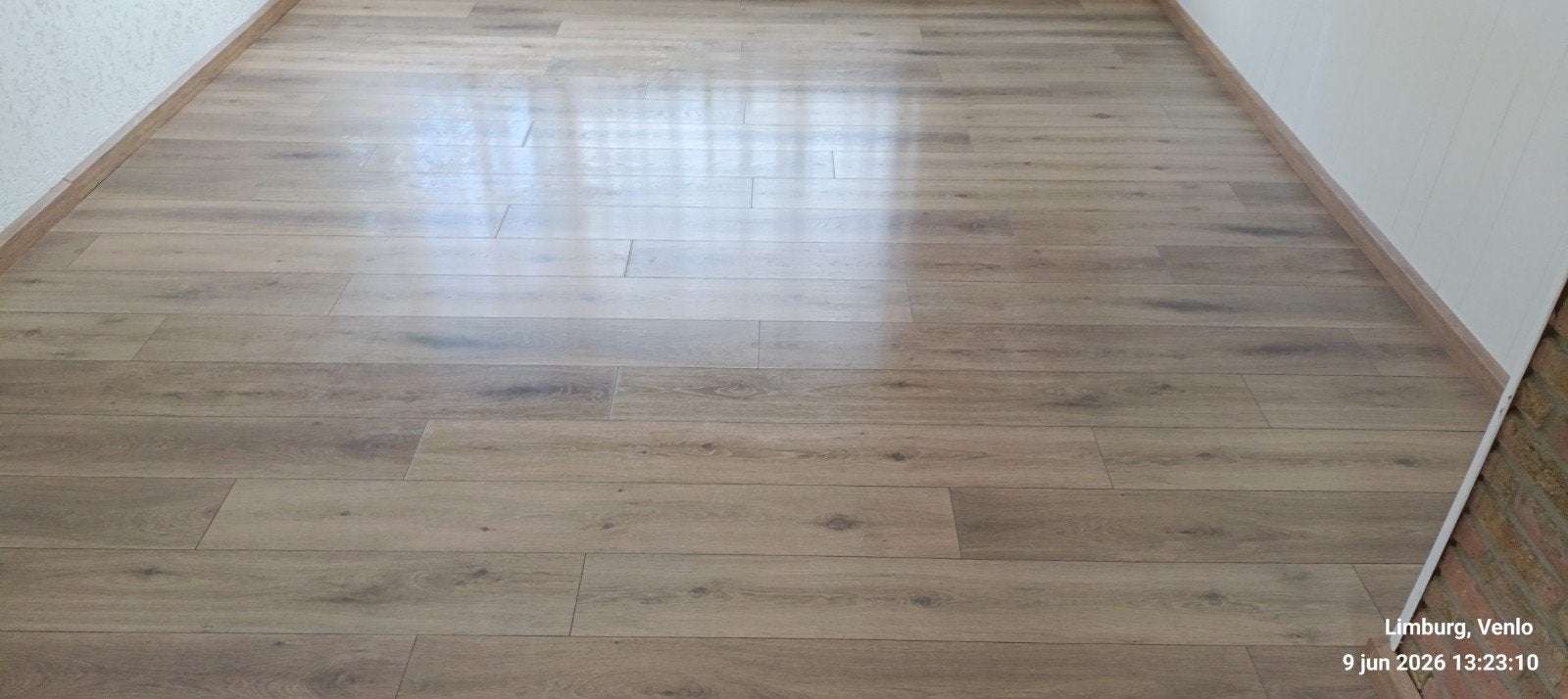 Gratis laminaat bruin/beige - 28 m² - Zelf verwijderen, Doe-het-zelf en Verbouw, Vloerdelen en Plavuizen, Ophalen, 50 tot 150 cm