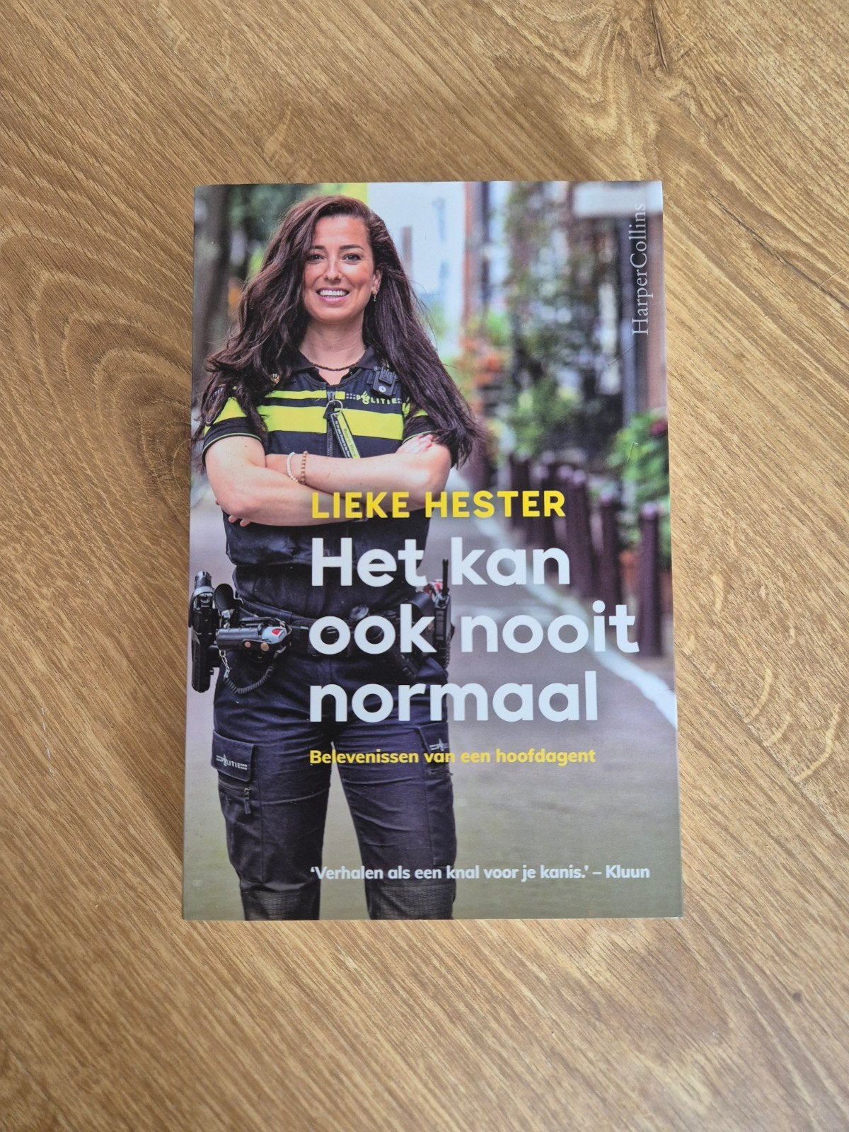 Het kan ook nooit normaal – Lieke Hester - Politie, Boeken, Lieke Hester, Ophalen of Verzenden, Zo goed als nieuw, Nederland