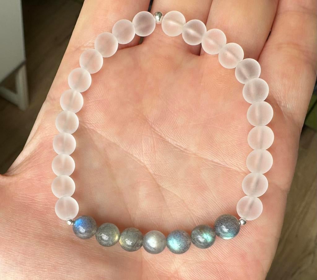 Beschermende armband met flash labradoriet & matte kwarts, Verzenden, Nieuw, Elastiek, Met edelsteen