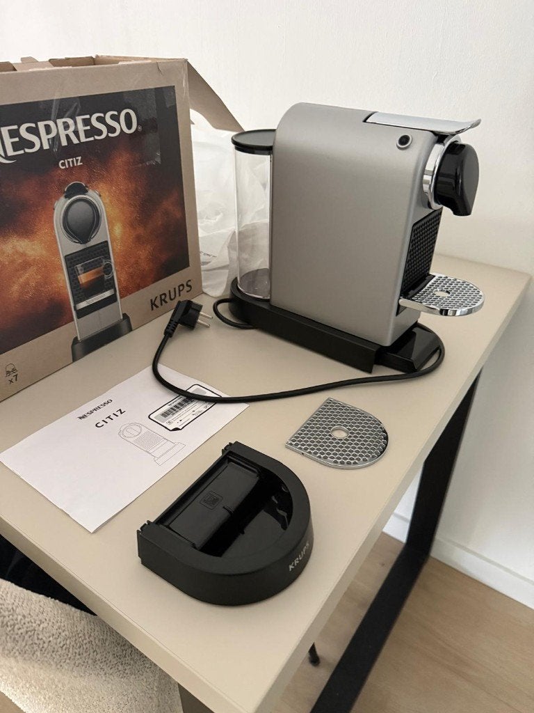Nespresso CitiZ Krups koffiemachine – compleet met doos, Ophalen of Verzenden, 2 tot 4 kopjes, Koffiepads en cups, Afneembaar waterreservoir