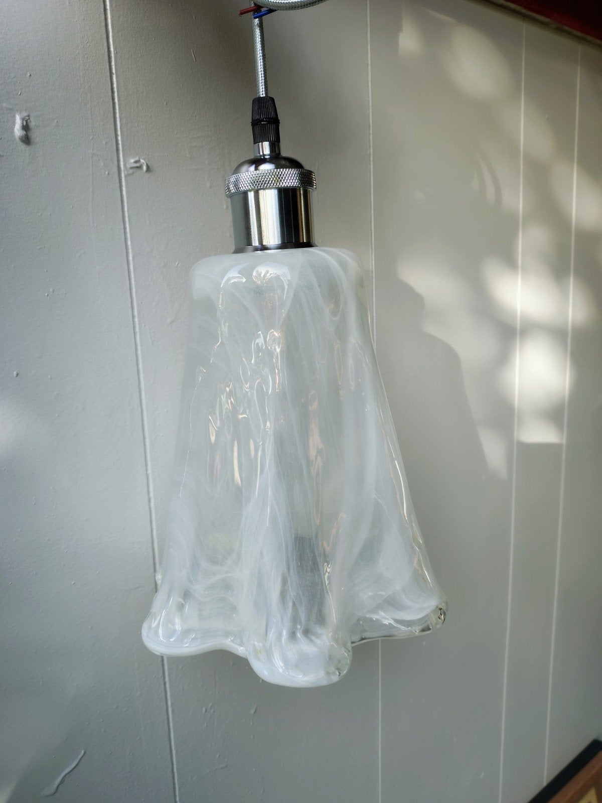 Vintage opaalglazen hanglamp - wit met golvende rand, Zo goed als nieuw, Glas, Vintage, Klassiek, Sfeervol, E27 (groot)