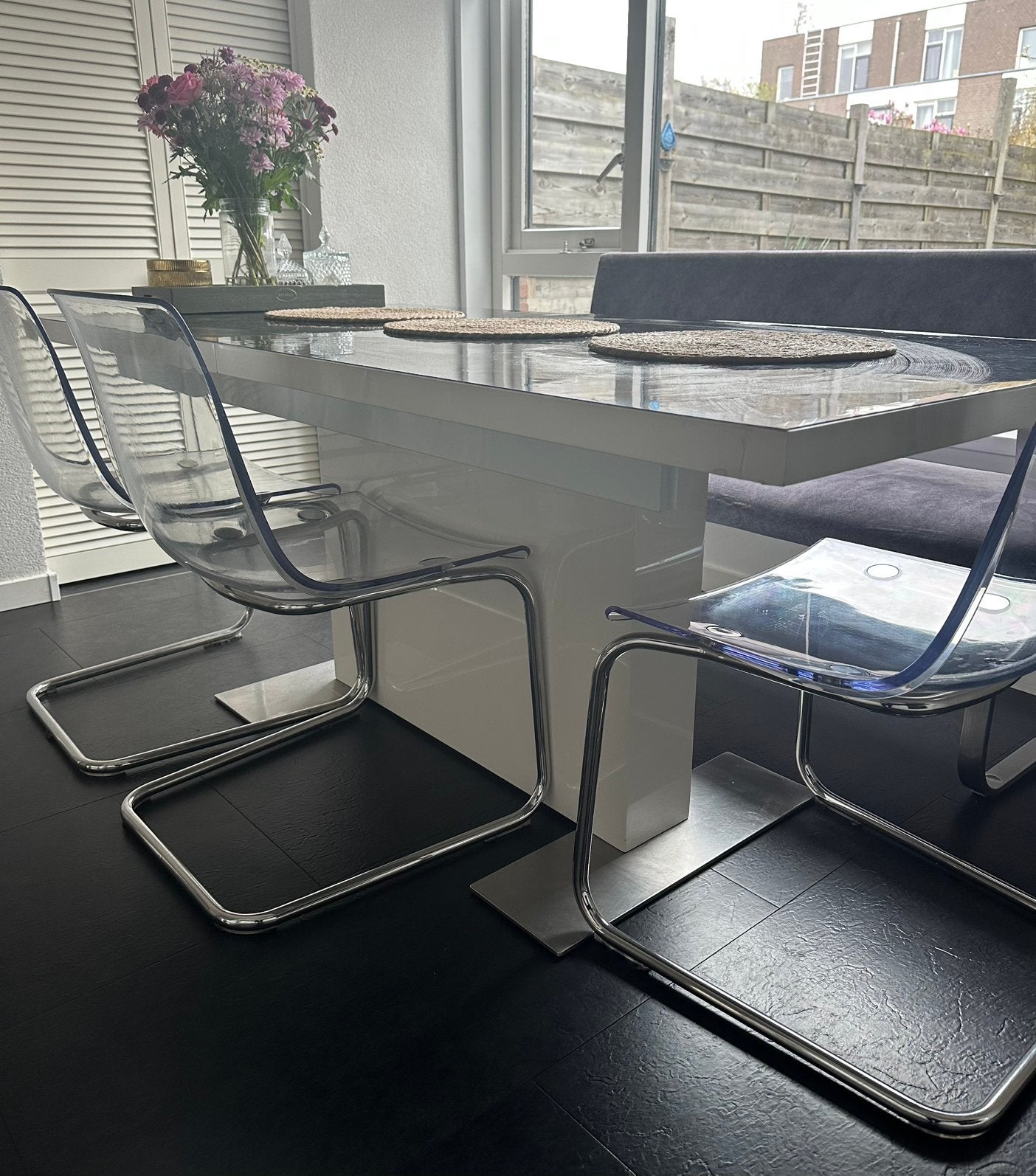 Moderne hoogglans eettafel - Wit met marmerlook blad, Ophalen, Kunststof, Gebruikt, 50 tot 100 cm