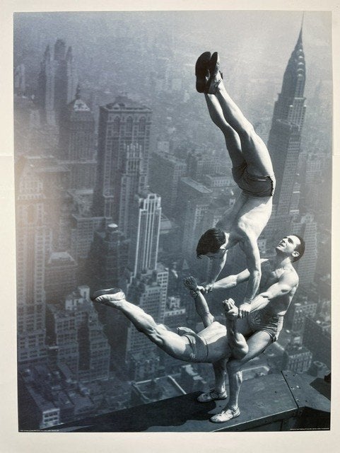 poster Corbiss-Bettman 1998 acrobats  empire state building, Ophalen of Verzenden, Zo goed als nieuw, Minder dan 50 cm, Foto of Poster