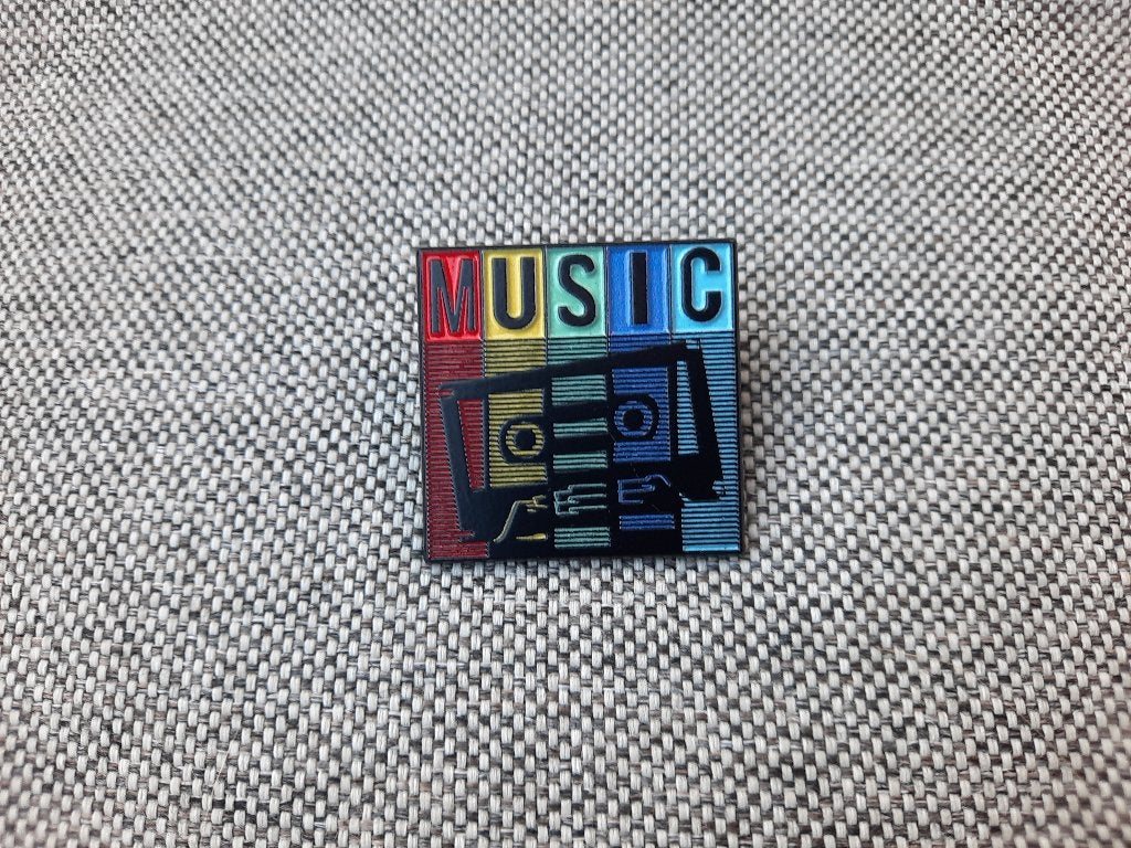 1 mooie pin met cassettebandje en de tekst Music te koop, Verzamelen, Speldjes, Pins en Buttons, Ophalen of Verzenden, Nieuw, Overige onderwerpen