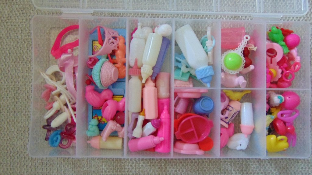 Doosje met kleine Baby Barbie Fleur Spulletjes, Verzamelen, Poppen, Ophalen of Verzenden, Gebruikt, Accessoires