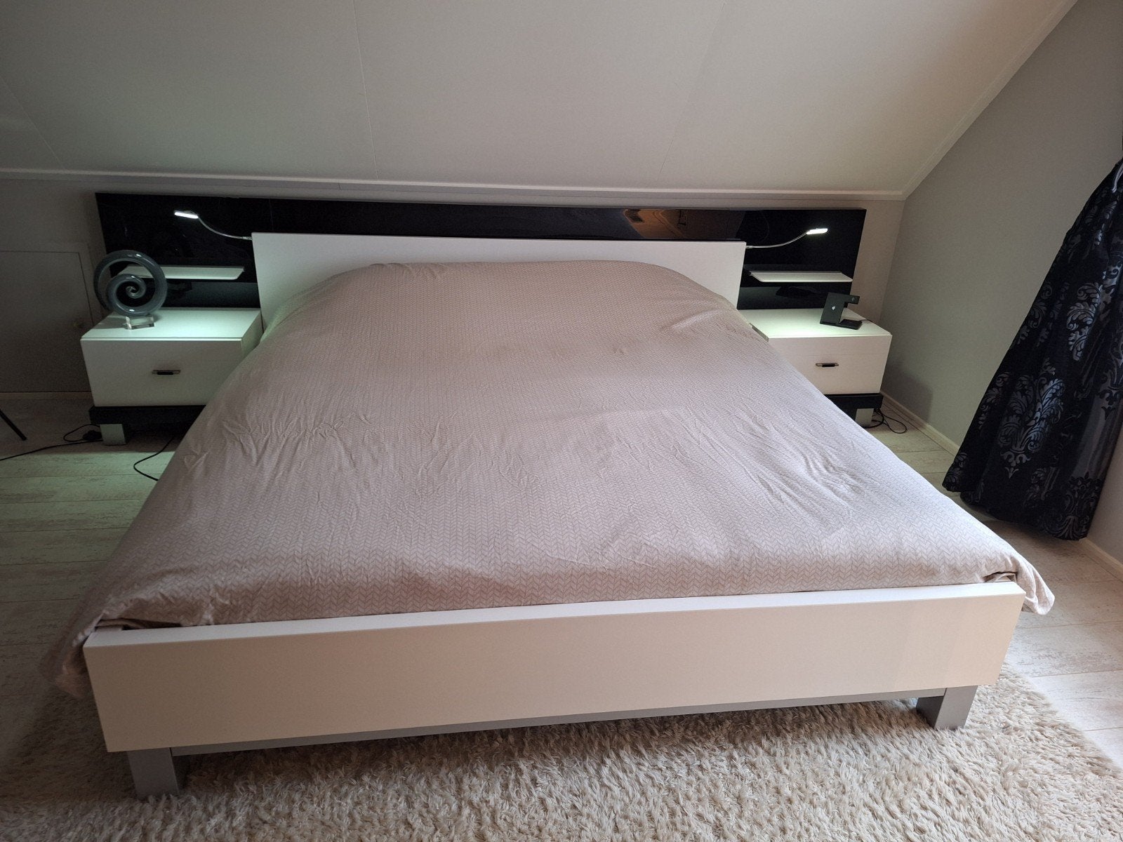 Modern 2-persoonsbed 180x210 met nachtkastjes en verlichting, Ophalen, Wit, Tweepersoons, Zo goed als nieuw