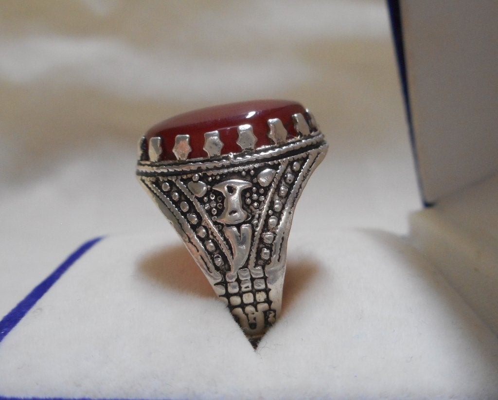 Zilveren unisex ring met rode steen maat 20 nr.882, Sieraden, Tassen en Uiterlijk, Ringen, 20 of groter, Verzenden, Zo goed als nieuw