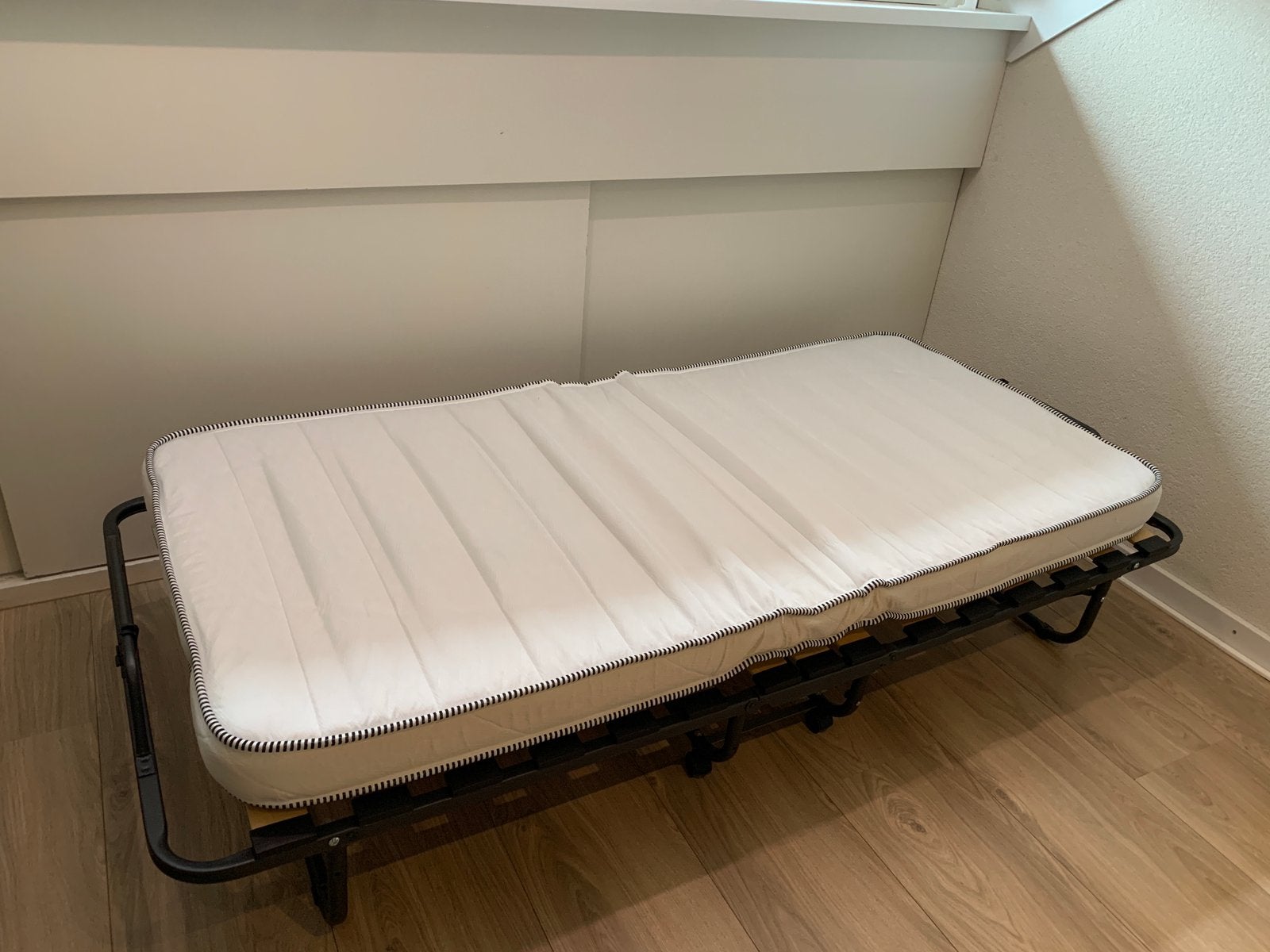 Opklapbaar logeerbed 90x190 met matras, Ophalen, Gebruikt, 90 cm, Eenpersoons