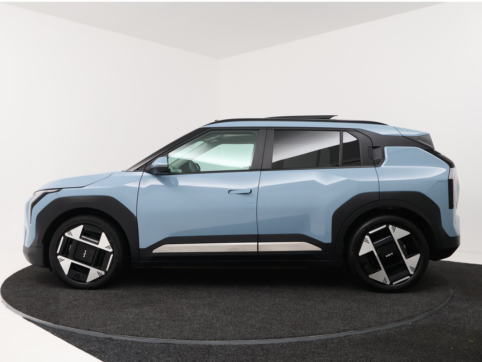 Kia EV3 Plus Advanced 81.4 kWh Panoramadak | Stoelverwarming, Auto's, Kia, Gebruikt, Zwart, Blauw, Automatische klimaatregeling