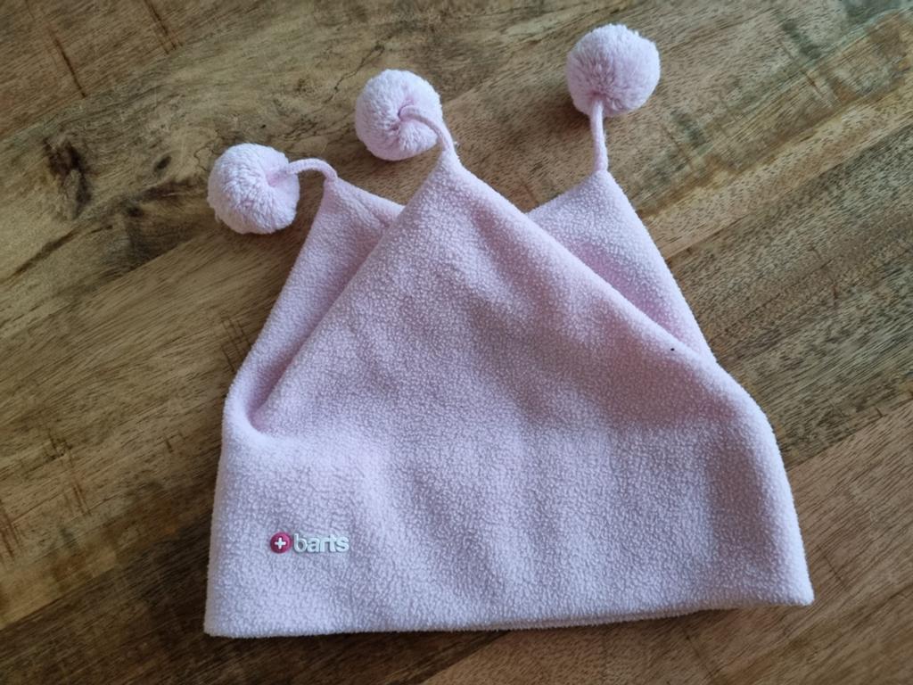 Roze Barts muts met pompons voor meisjes (Zo goed als nieuw), Kinderen en Baby's, Babykleding | Mutsen, Sjaals en Wanten, Meisje