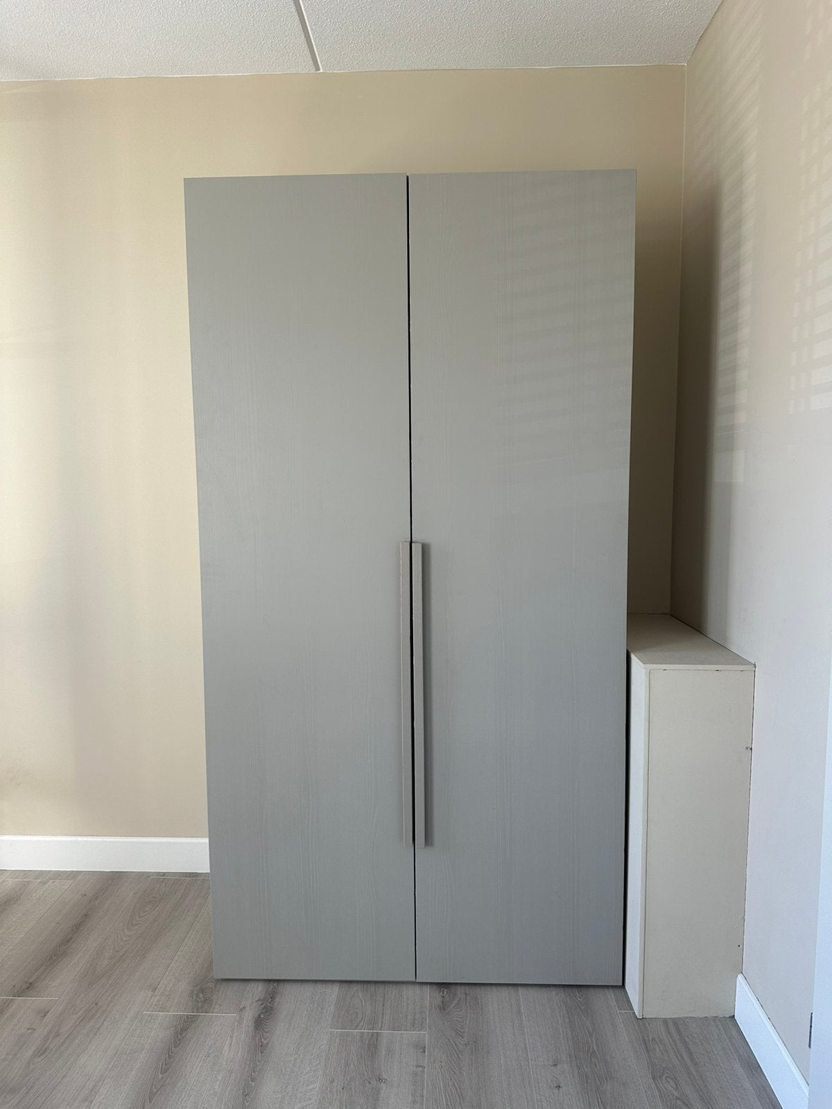 Woood Grijs Kast, Ophalen, 100 tot 150 cm, Zo goed als nieuw, Minder dan 100 cm
