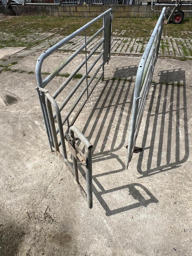 Gegalvaniseerde ligboxen met draaipoortje