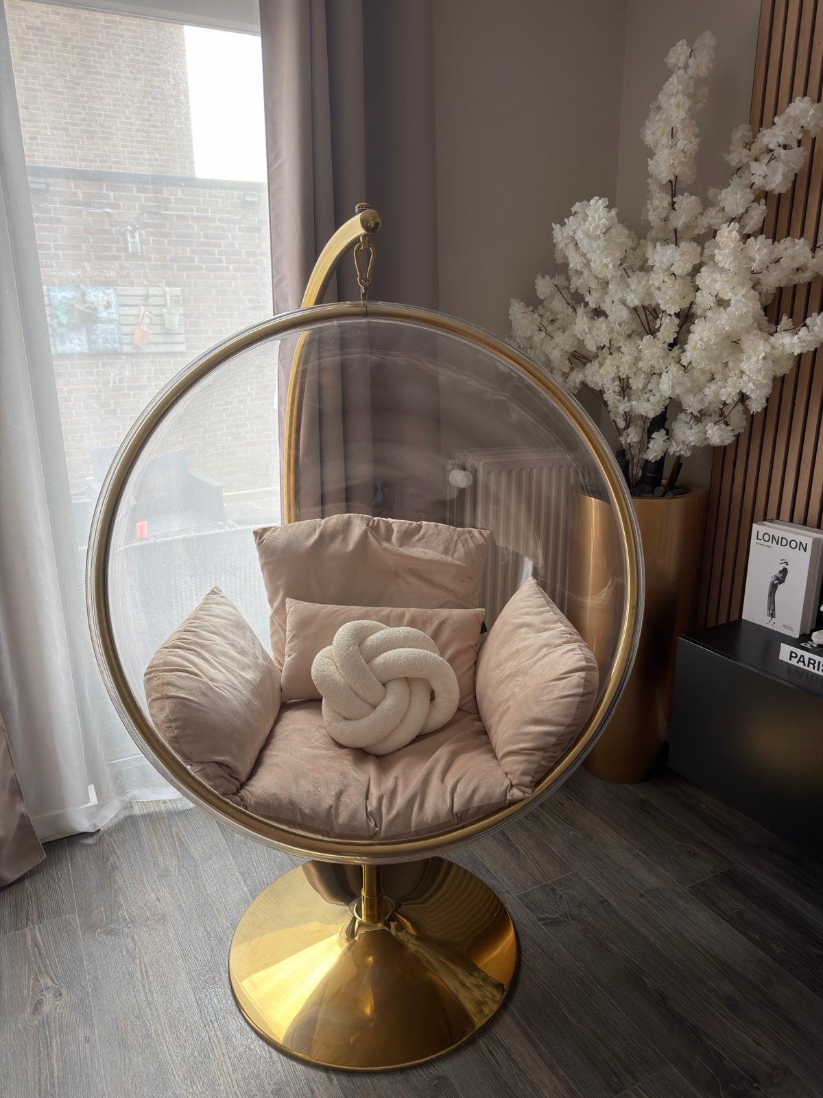 Transparante hangstoel met gouden standaard, Huis en Inrichting, Stoelen, Ophalen, Overige kleuren, Zo goed als nieuw, Metaal
