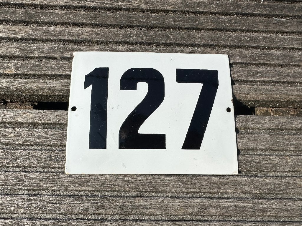 Emaille huisnummer 127, Ophalen of Verzenden