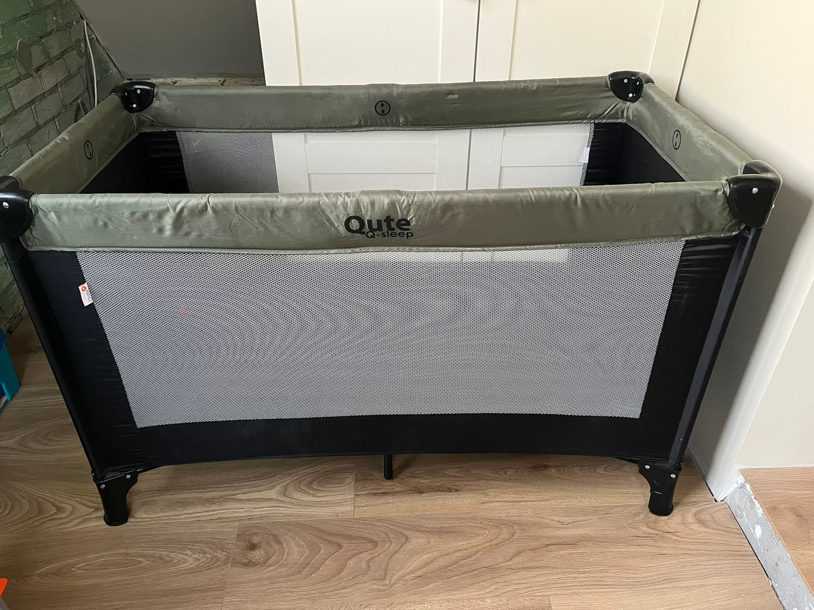 Qute Q-sleep campingbedje met matrasje, Kinderen en Baby's, Ophalen, Zo goed als nieuw, Reisbedje
