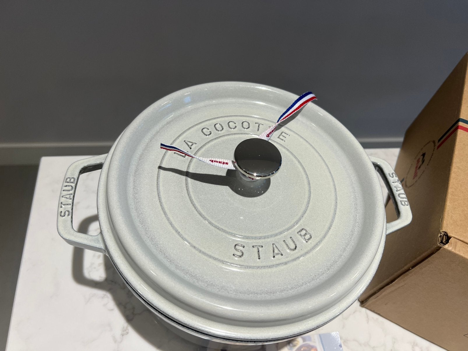 Nieuwe hoge Staub La Cocotte 24 cm Truffel wit in de doos, Nieuw, Ophalen of Verzenden, Staub, Zwilling