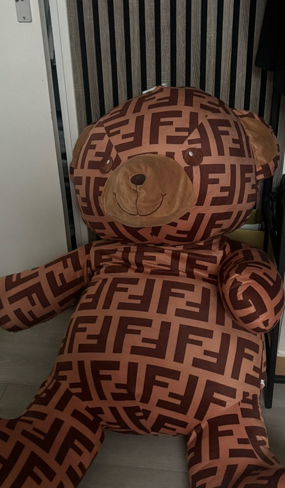 Grote Fendi beer, Verzamelen, Beren en Cherished Teddies, Ophalen, Zo goed als nieuw