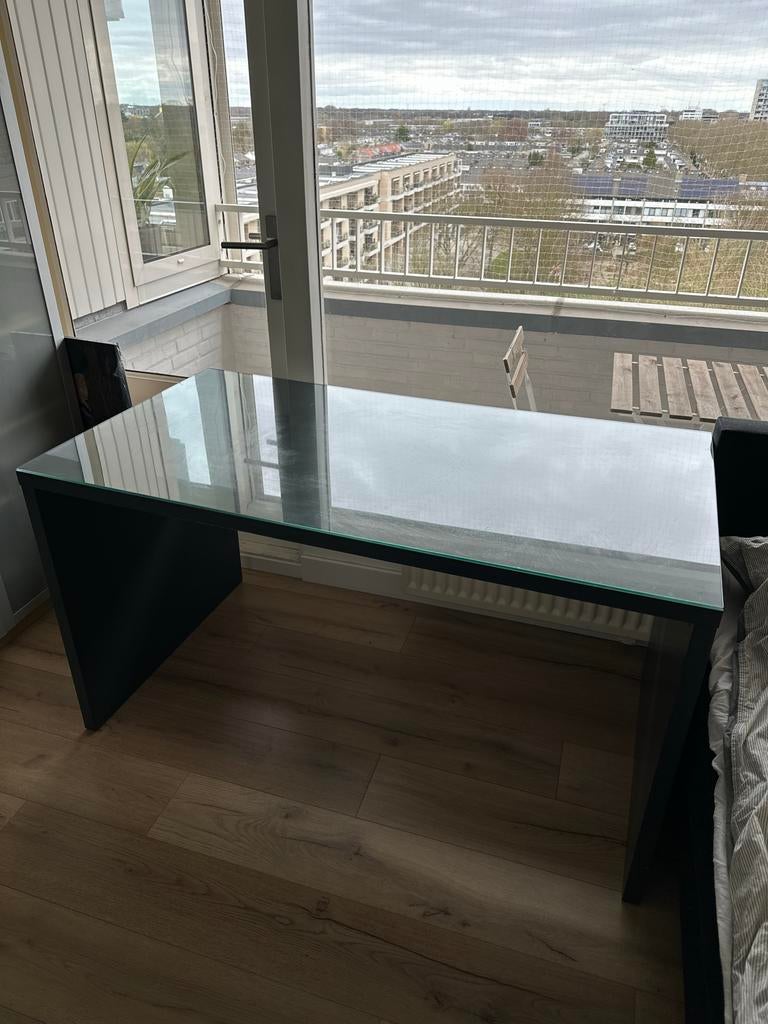 Ikea bureau met glasplaat en ladekastje, Huis en Inrichting, Bureaus, Ophalen, Zwart, Zo goed als nieuw, IKEA
