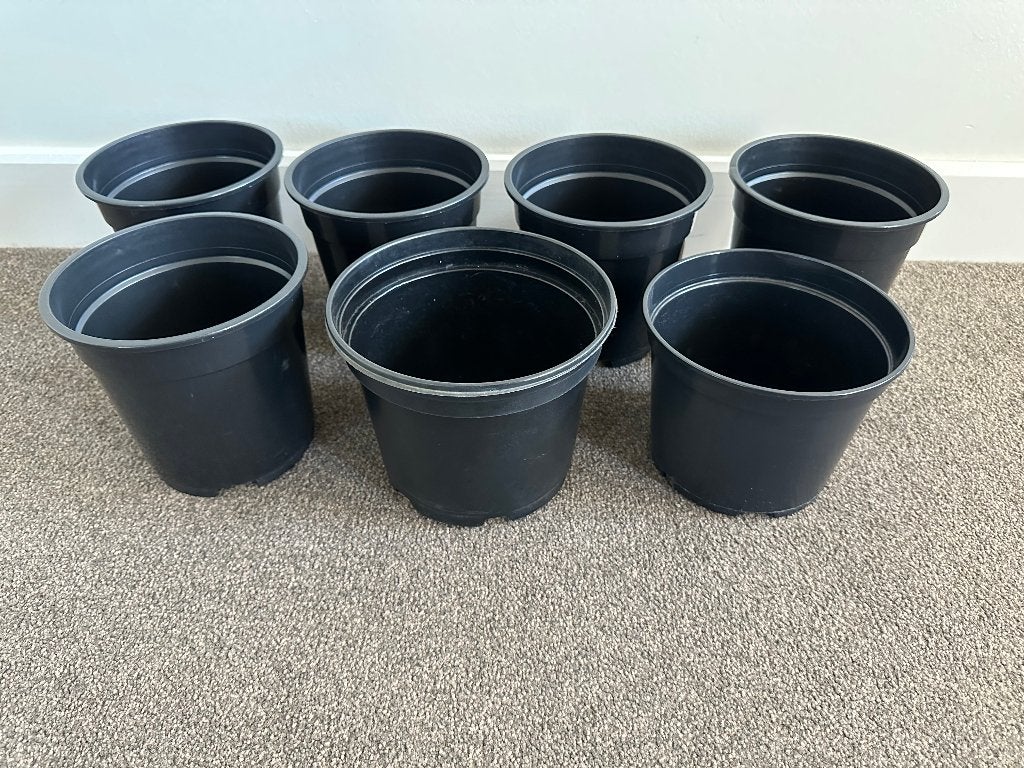 GLOEDNIEUW !! 8 Zwarte Bloempotten., 25 tot 40 cm, Kunststof, Rond, Nieuw