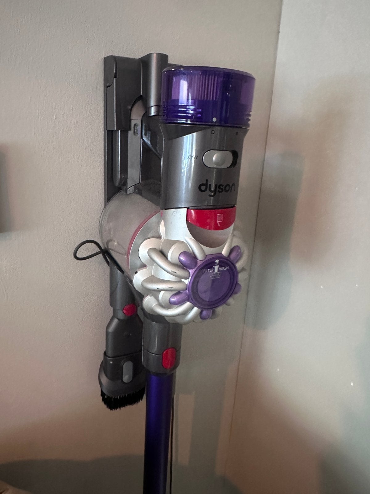 Dyson V6 Steelstofzuiger – met Wandhouder & Accessoires, Witgoed en Apparatuur, Stofzuigers, Ophalen of Verzenden, Zo goed als nieuw