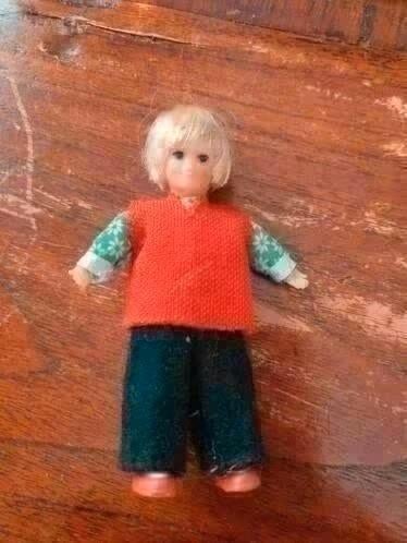 poppenhuis miniaturen ari popje nr 4 met haren, Ophalen of Verzenden, Zo goed als nieuw, Poppenhuis