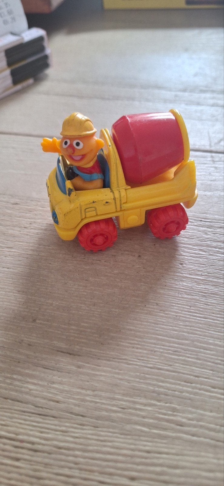 Ernie poppetje in auto Sesamstraat uit 1997 matchbox (21726), Verzamelen, ., Ophalen of Verzenden, Zo goed als nieuw, Matchbox
