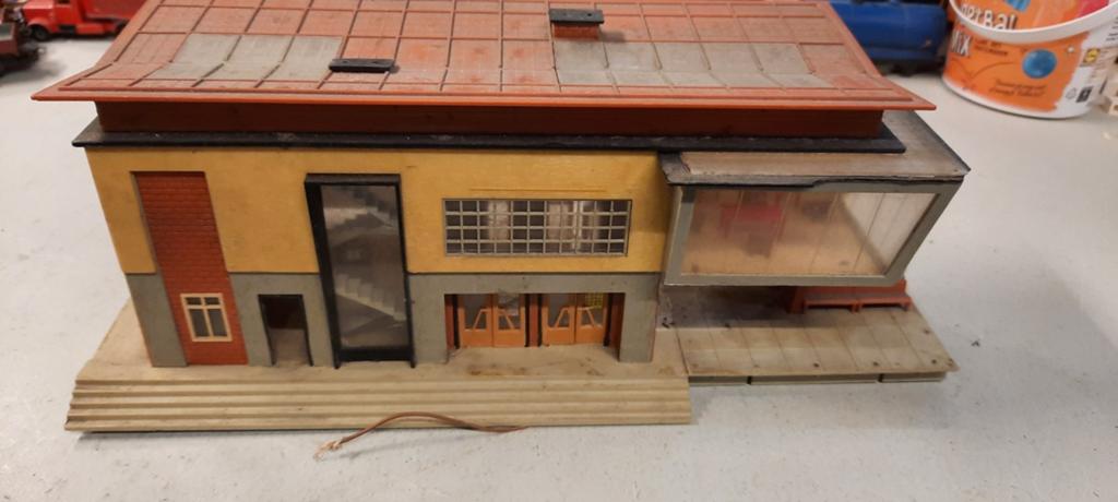 Groot station met gevel klok in ho, Hobby en Vrije tijd, Modeltreinen | H0, Gebruikt, Brug, Tunnel of Gebouw, Ophalen of Verzenden