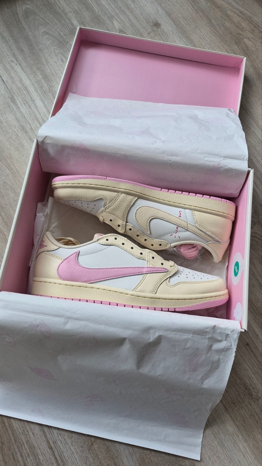 Jordan 1 Low Travis Scott Shy Pink (45), Kleding | Heren, Schoenen, Overige kleuren, Nieuw, Ophalen of Verzenden, Sneakers of Gympen