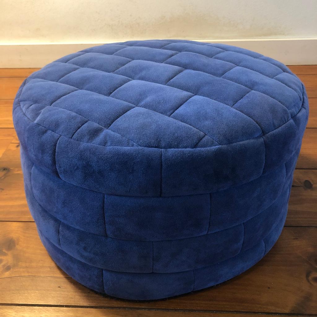 Prachtige patchwork poef, blauw suede, vintage design, Leer, Ophalen of Verzenden, Zo goed als nieuw, 50 tot 75 cm