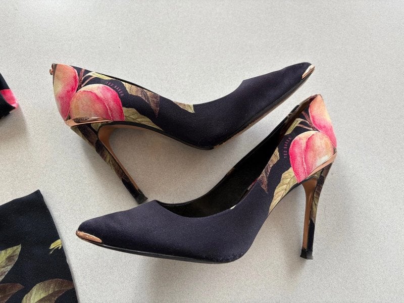 Ted Baker luxe pump zwart perzikprint hak 9 cm maat 37, Kleding | Dames, Pumps, Overige kleuren, Verzenden, Zo goed als nieuw