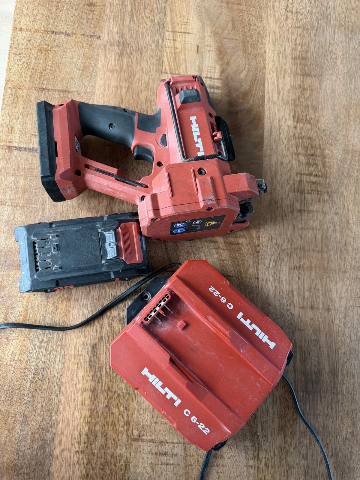 Hilti Draadeindknipper met accu en lader, Doe-het-zelf en Verbouw, Ophalen of Verzenden, Gebruikt, 600 watt of meer, Overige typen