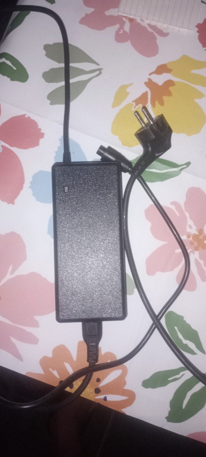 Elektrische fiets oplader 42V 1,8A 5 pins voor accu achterop, Fietsen en Brommers, Ophalen of Verzenden, Zo goed als nieuw