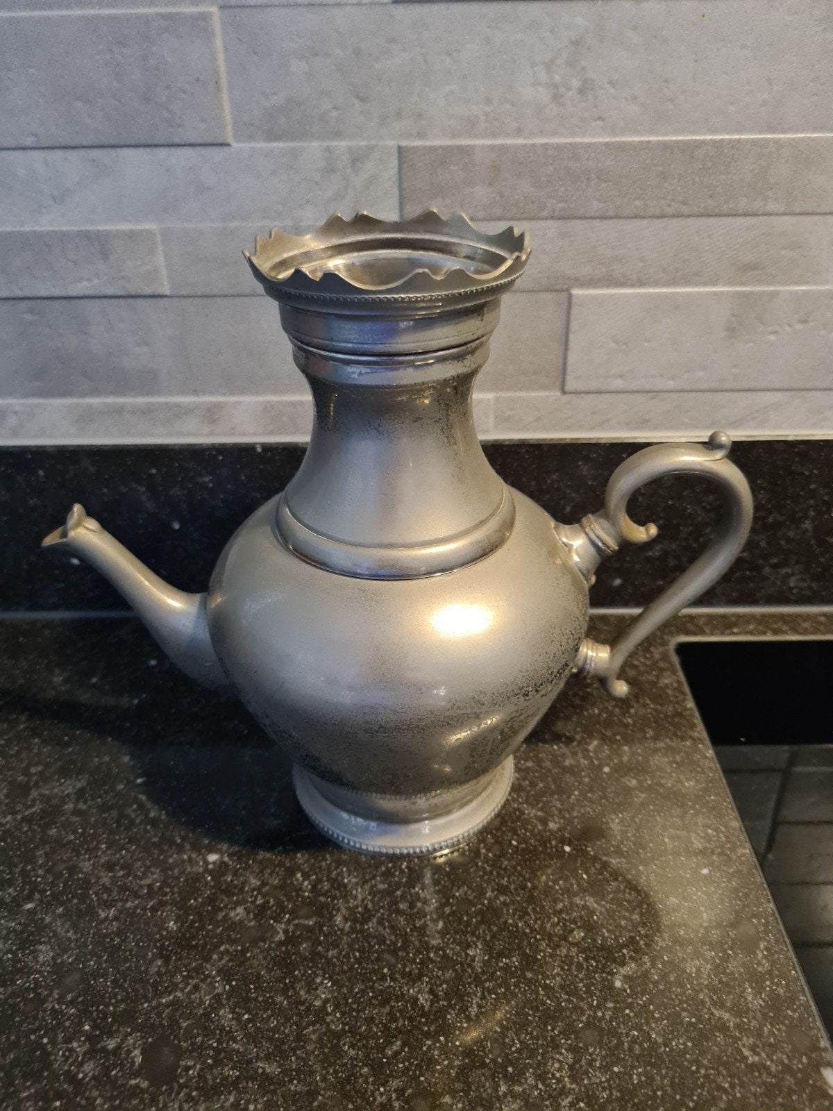 Antieke tinnen theepot, Ophalen