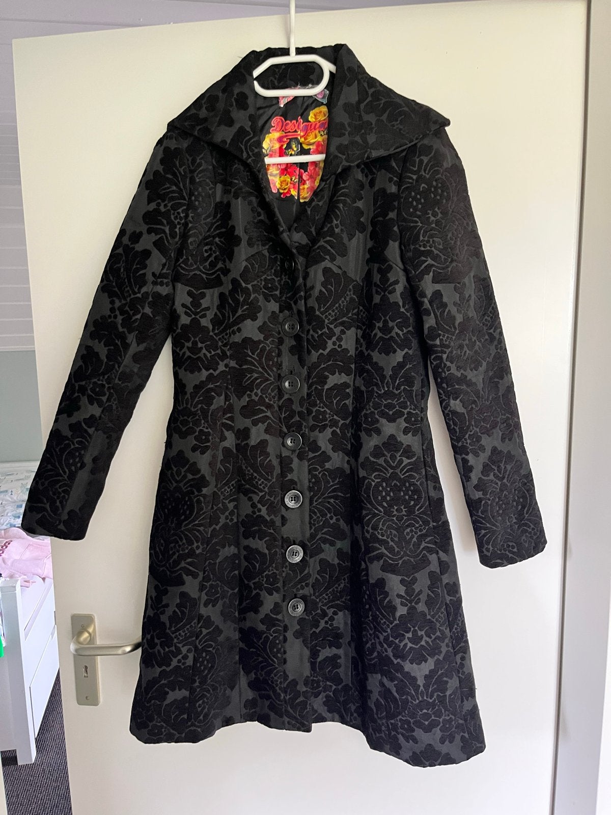 Desigual Zwarte Jas met Bloemenprint - Maat 38, Ophalen, Zo goed als nieuw, Maat 38/40 (M), Zwart