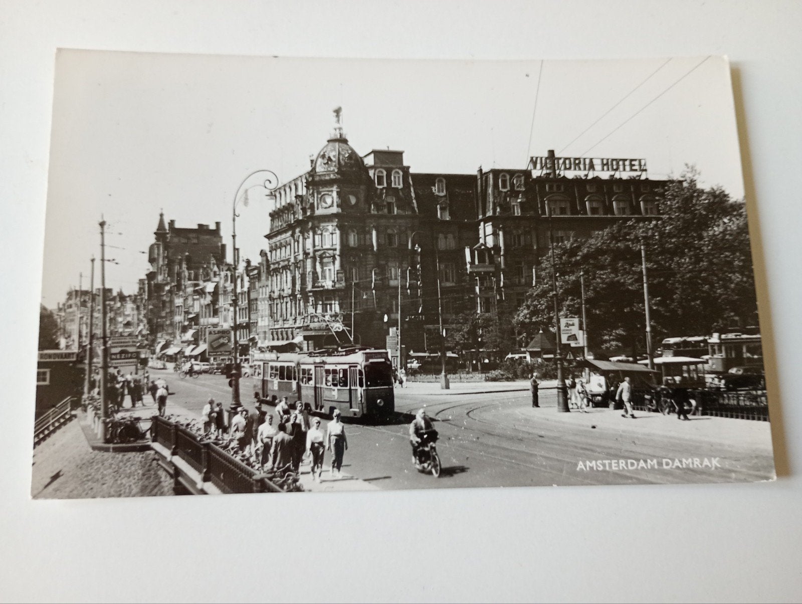Amsterdam Damrak met Tram 1959, Ophalen of Verzenden, 1940 tot 1960, Gelopen, Noord-Holland