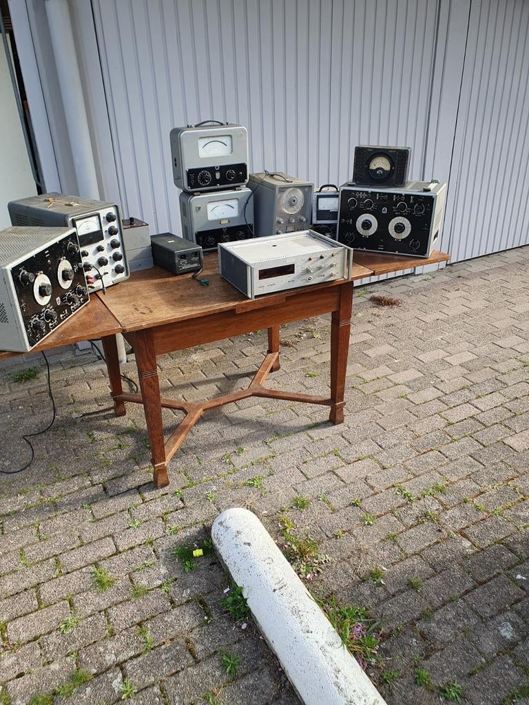 Diversen oude volt meters van Philips en andere meet apparat, Ophalen