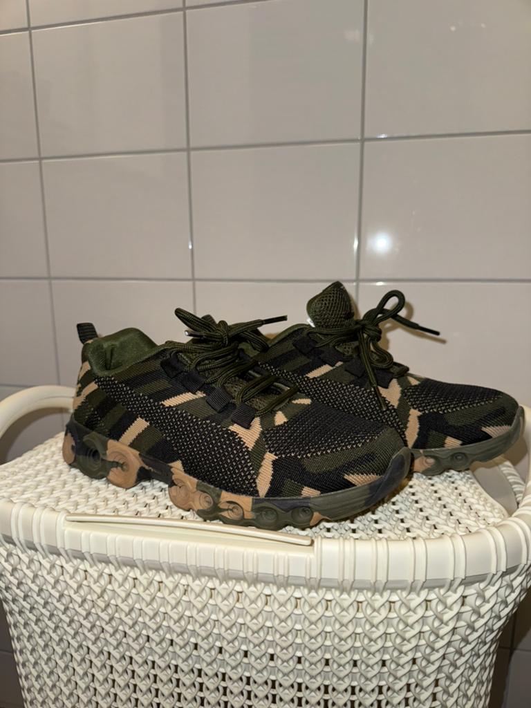 Schoenen sneakers sportschoenen leger print, Ophalen of Verzenden, Zo goed als nieuw, Zwart, Sportschoenen