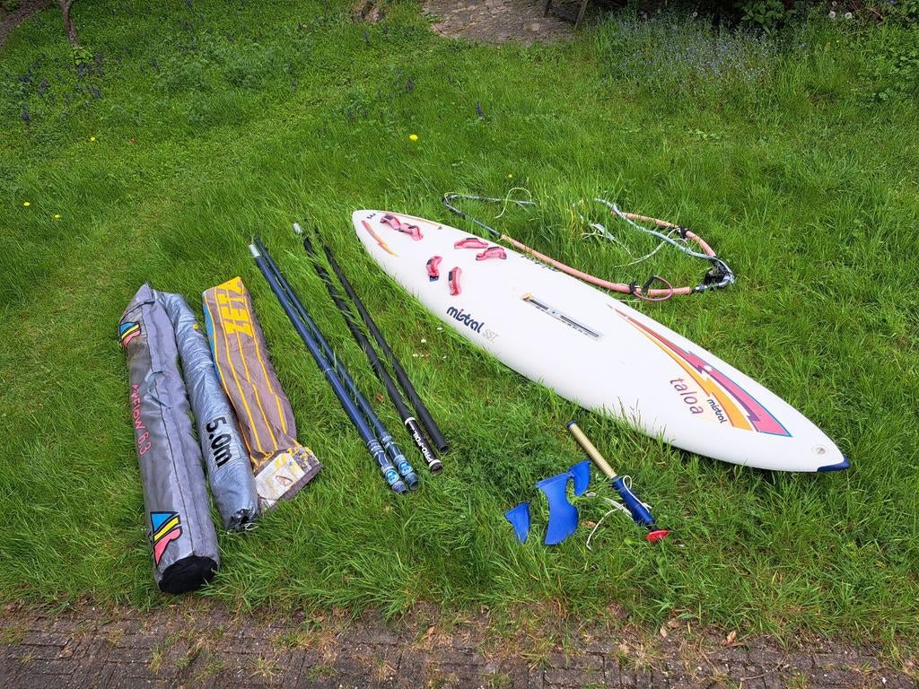 Complete Windsurfset: Mistral Taloa plank met mooie zeilen, Ophalen, Met vin(nen), Complete set, 5 tot 7 m²