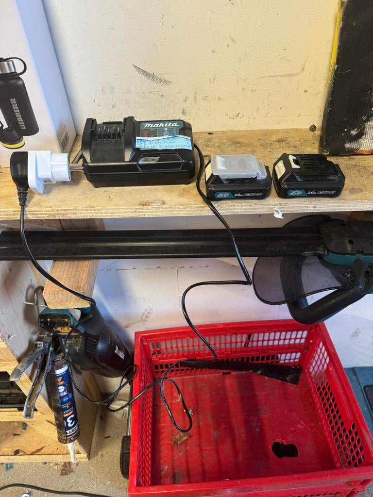Makita 10.8v accu’s en oplader, Ophalen of Verzenden, Zo goed als nieuw
