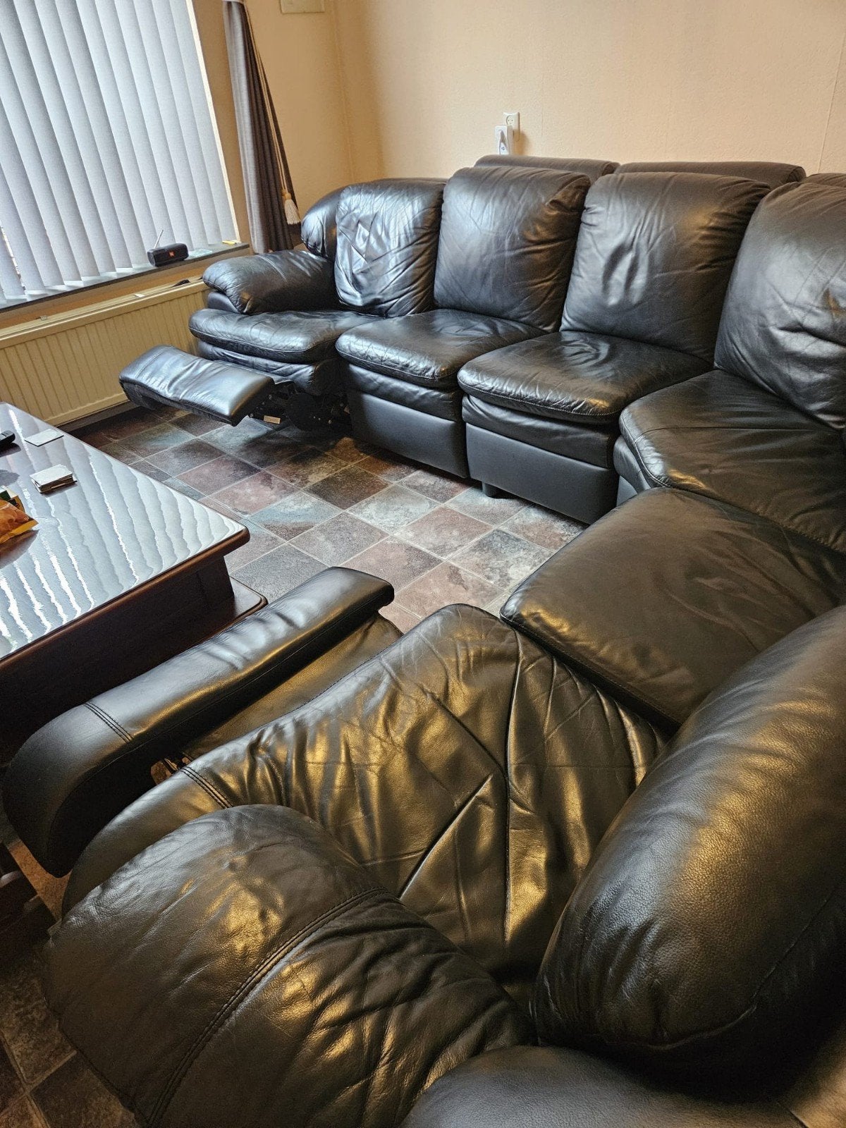 Hoekbank, zwart leder met electrische voetensteun, Huis en Inrichting, Banken | Bankstellen, Ophalen, Gebruikt, 150 tot 200 cm