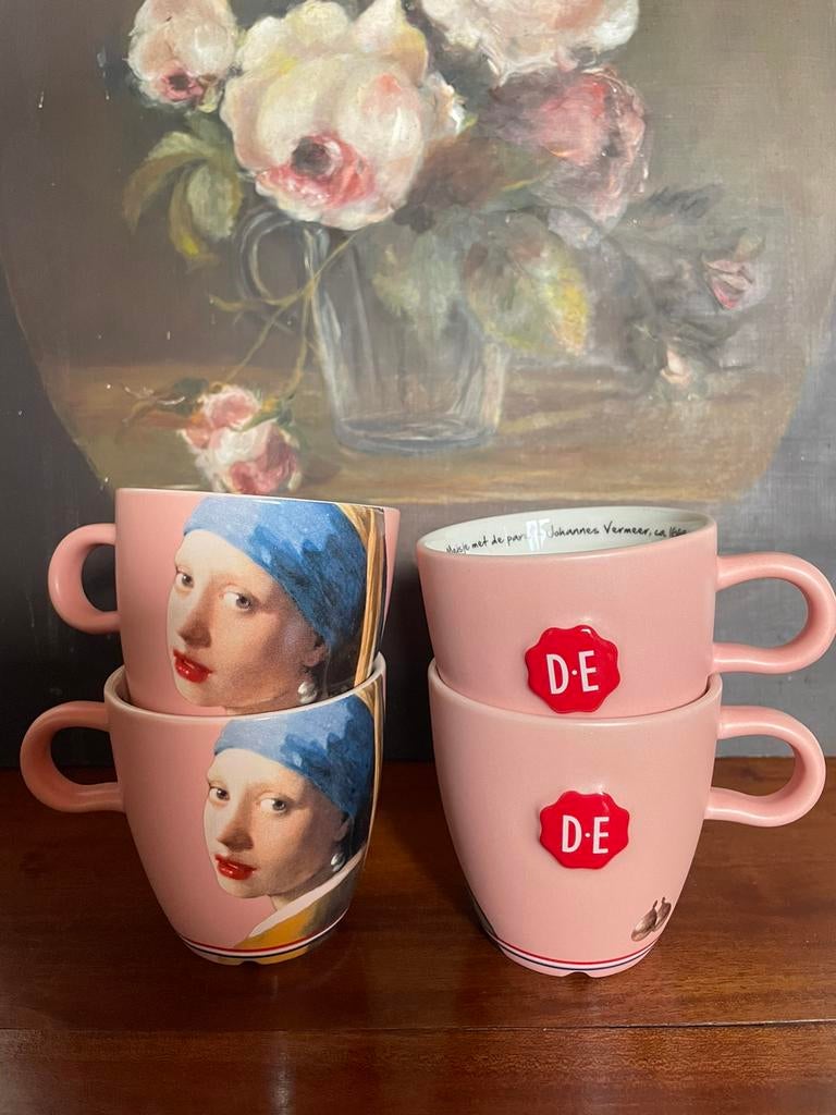 4 Douwe Egberts oude meesters mokken meisje met de parel, Ophalen of Verzenden, Zo goed als nieuw, Overige stijlen, Kop(pen) en/of Schotel(s)