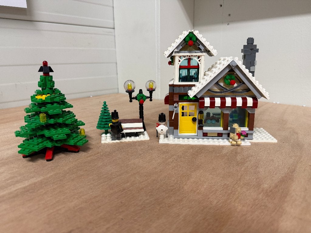 LEGO Winter Speelgoedwinkel 10249 | Creator Expert, Kinderen en Baby's, Speelgoed | Duplo en Lego, Gebruikt, Lego, Community@lego.com