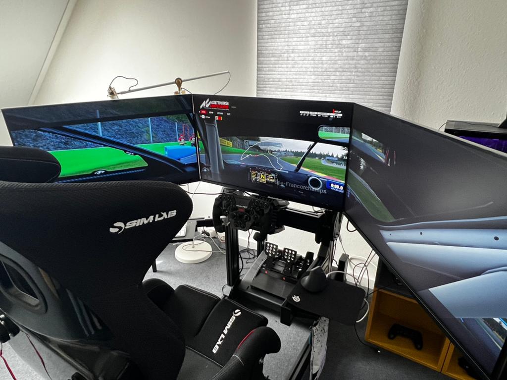 Fanatec Simrig + 3x 32” 1440p + Buttkicker | SimLab GT1 Evo, Ophalen, Zo goed als nieuw